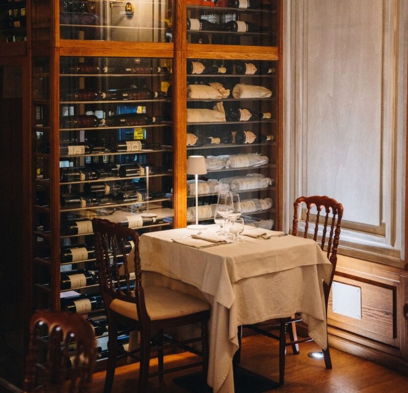 Tavolo riservato accanto alla vetrina dei vini della trattoria di pesce milano Tavolo riservato accanto alla vetrina dei vini della trattoria di pesce milano