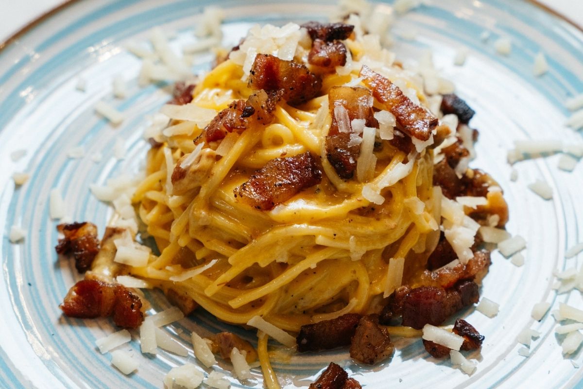 Primo piatto di carbonara ricca con guanciale croccante di Il Cestino Milano