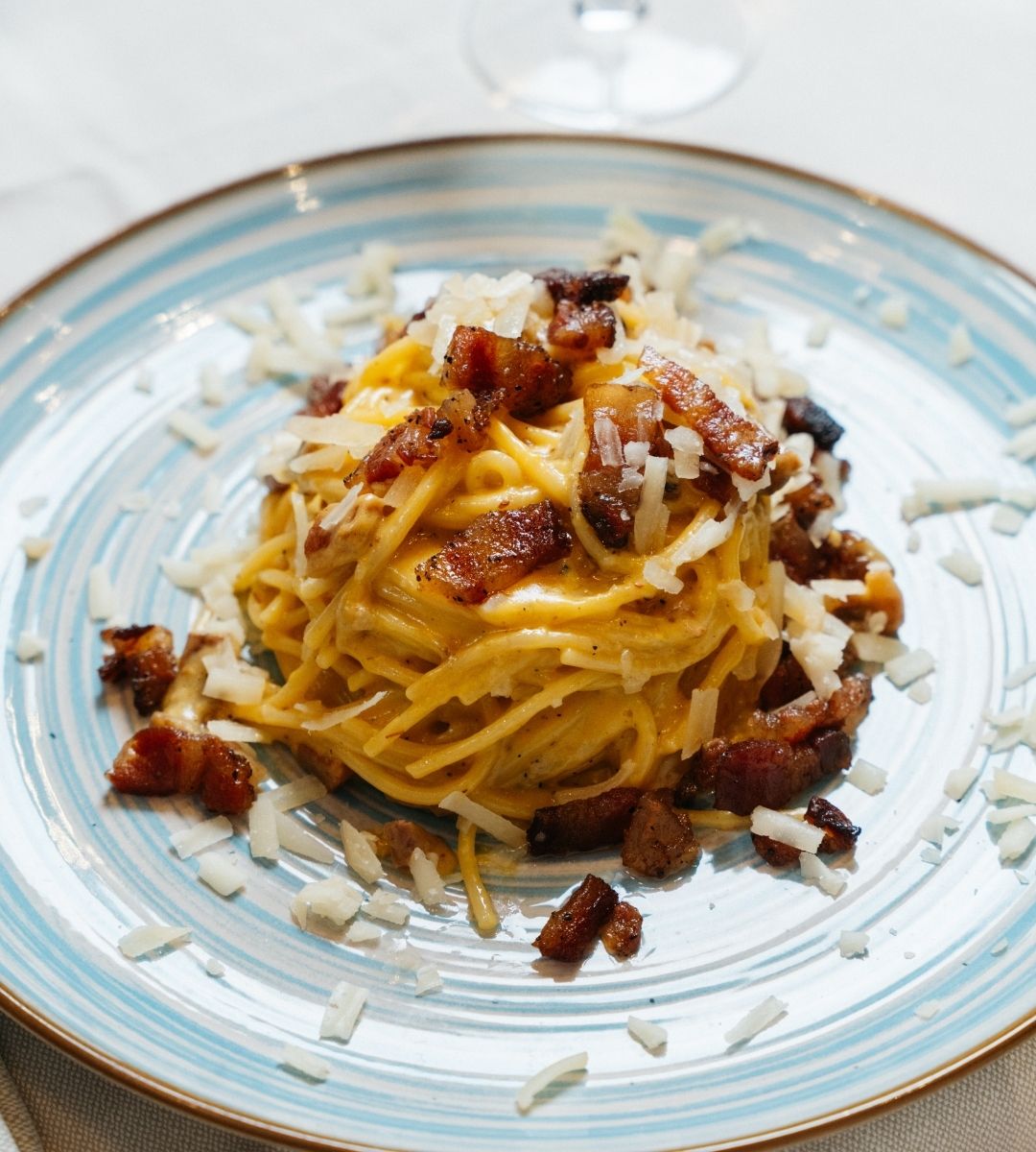Pasta alla carbonara con guanciale croccante della trattoria di pesce milano Pasta alla carbonara con guanciale croccante della trattoria di pesce milano