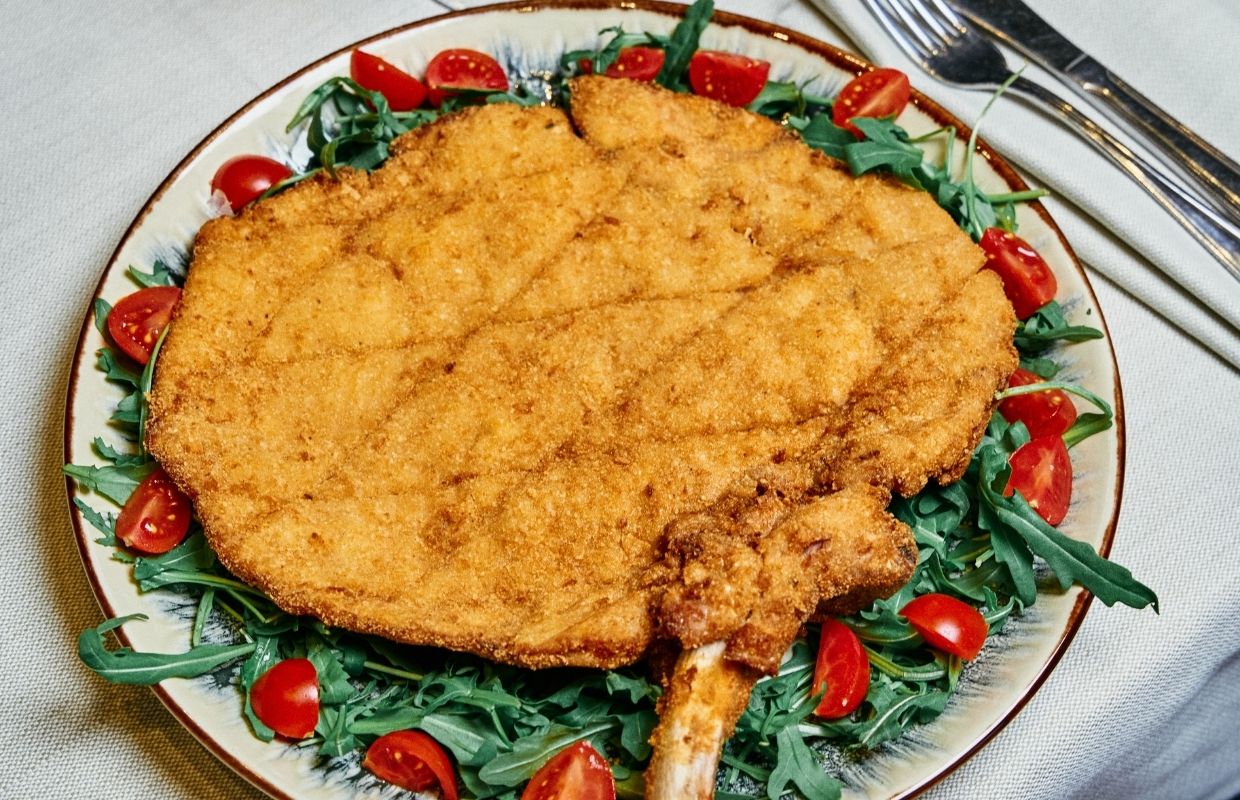 Cotoletta alla milanese orecchia d'elefante con pomodorini freschi e rucola