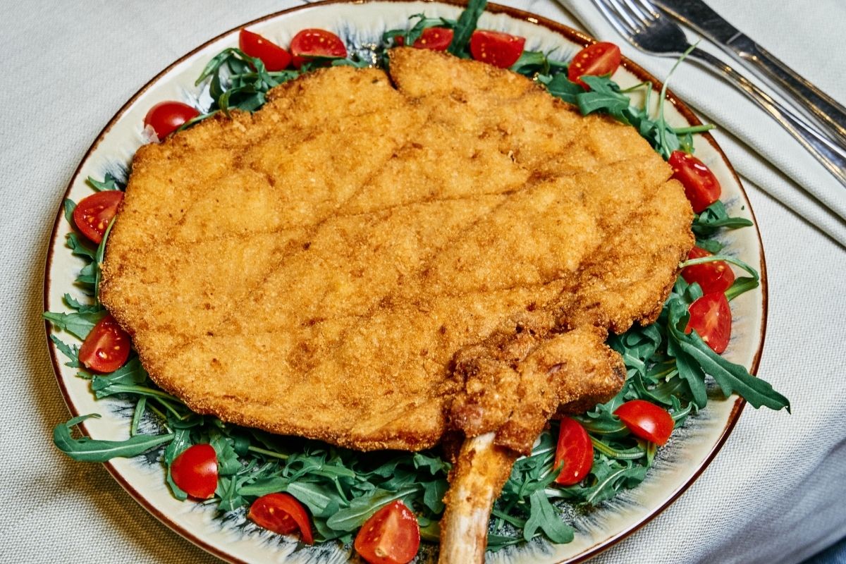Cotoletta alla milanese tradizionale dorata in padella da Il Cestino Milano
