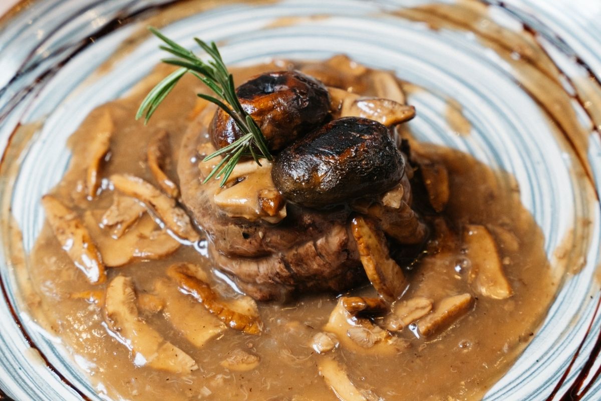 Tenero filetto di carne ai funghi porcini del ristorante Il Cestino Milano