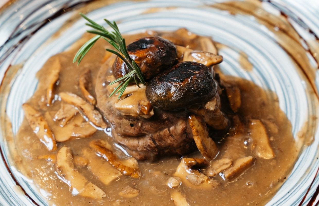 Secondo piatto di carne con guarnizione dello chef presso Il Cestino Milano