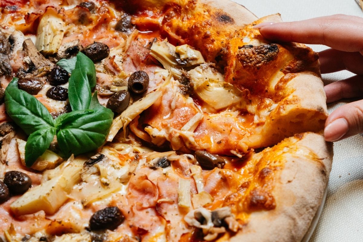 Pizza speciale con ingredienti freschi cotta nel forno di Il Cestino Milano