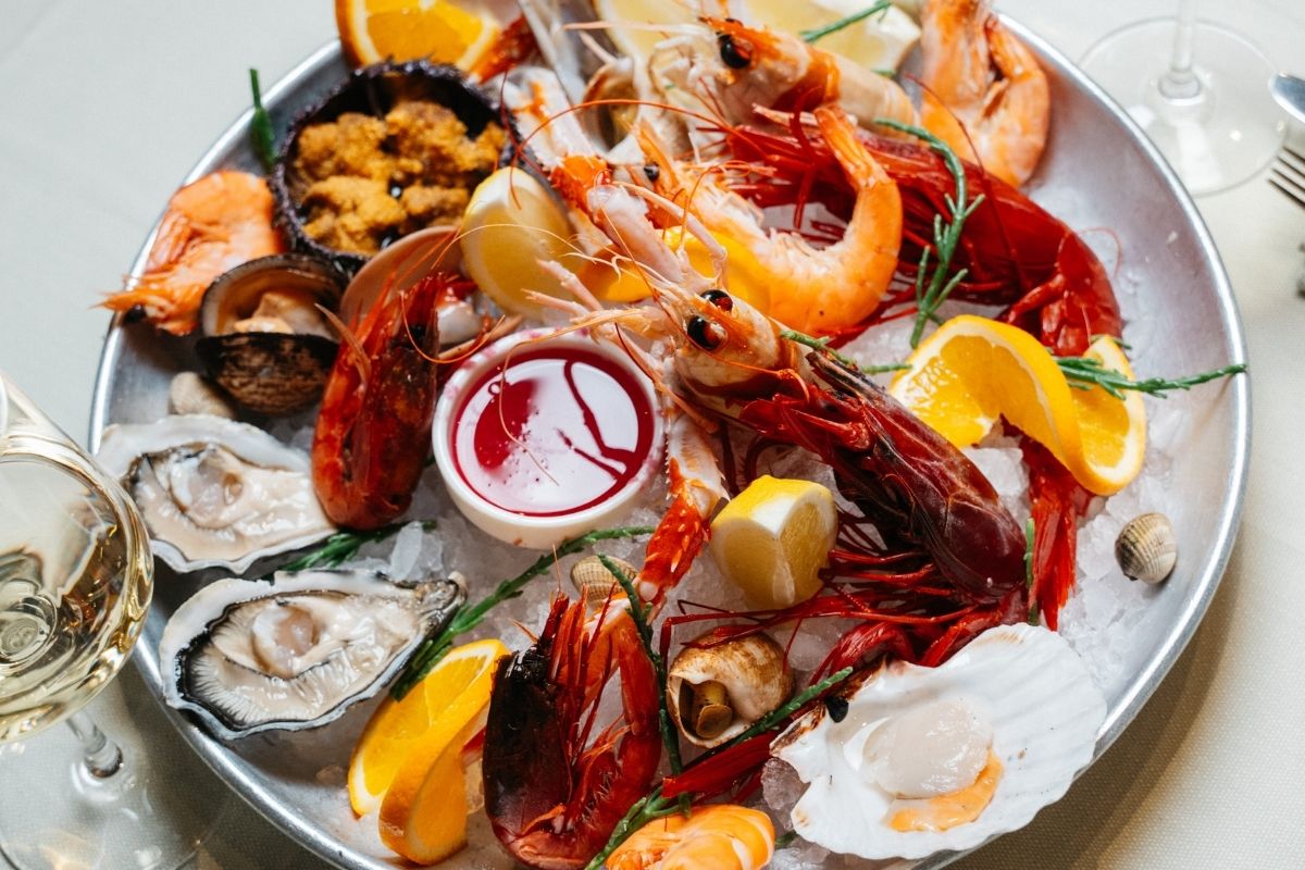 Gran plateau di pesce fresco e frutti di mare servito da Il Cestino Milano