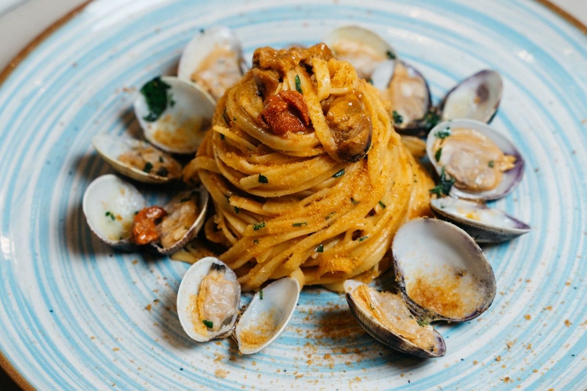 Tagliolini allo scoglio con abbondante frutti di mare del ristorante Il Cestino Milano