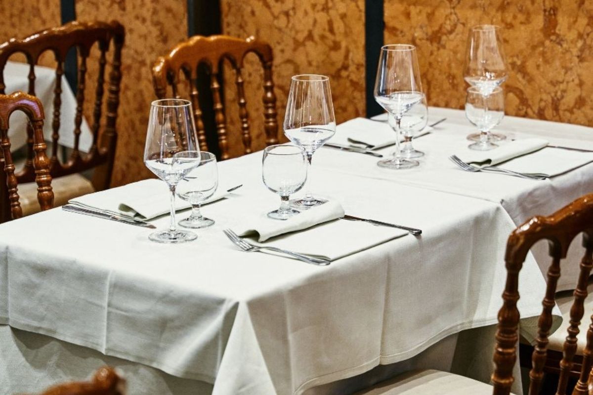 Tavolo del ristorante Il Cestino Milano elegantemente apparecchiato per il servizio