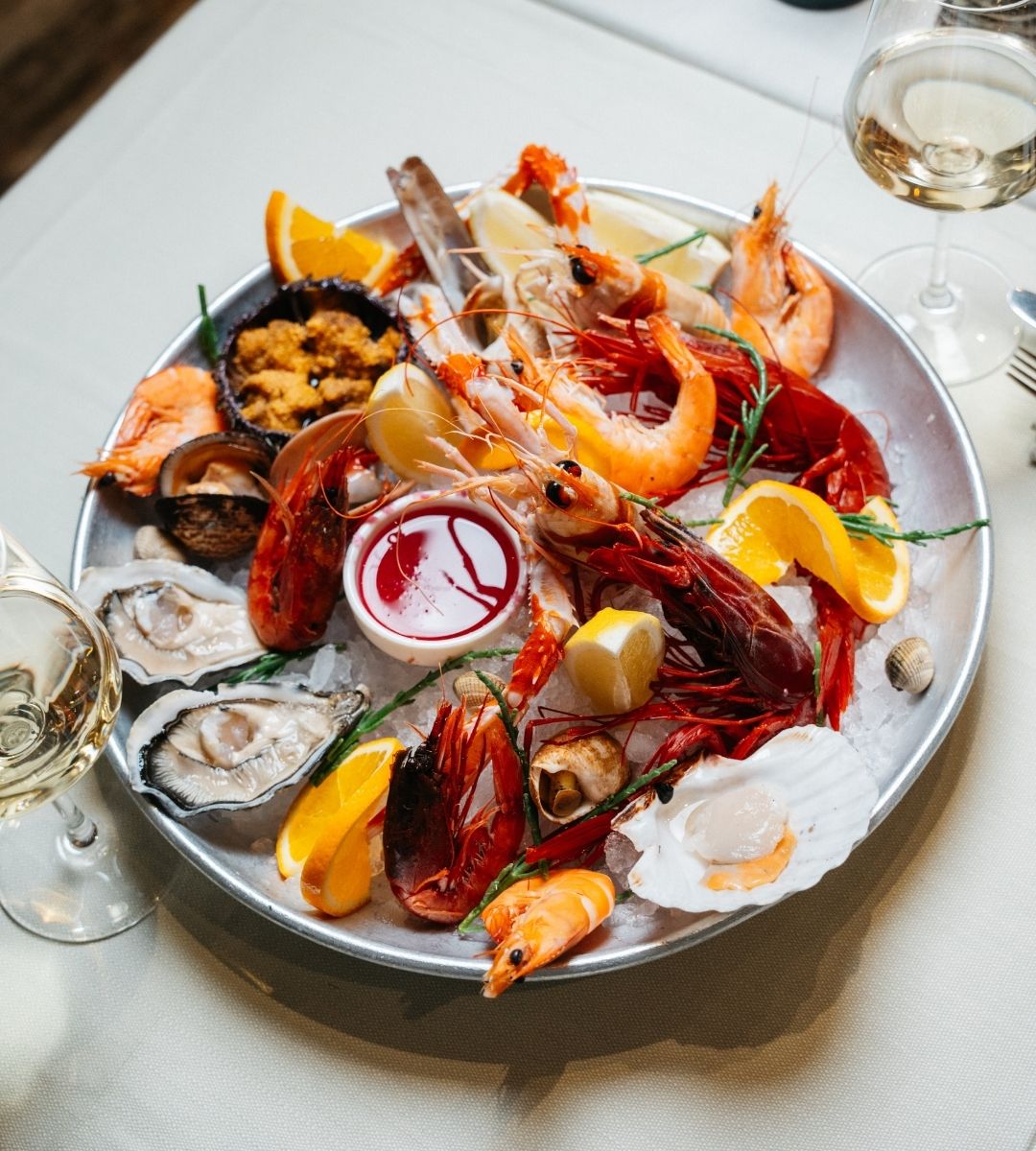Plateau di crostacei e ostriche fresche della trattoria di pesce a Milano Plateau di crostacei e ostriche fresche della trattoria di pesce a Milano